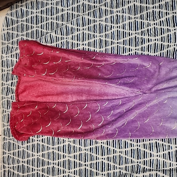 Mermaid 🧜♀️ tail blanket! - Picture 3 of 4